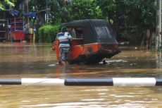 Air Kiriman dari Bogor Rendam Jalan Bukit Duri Utara