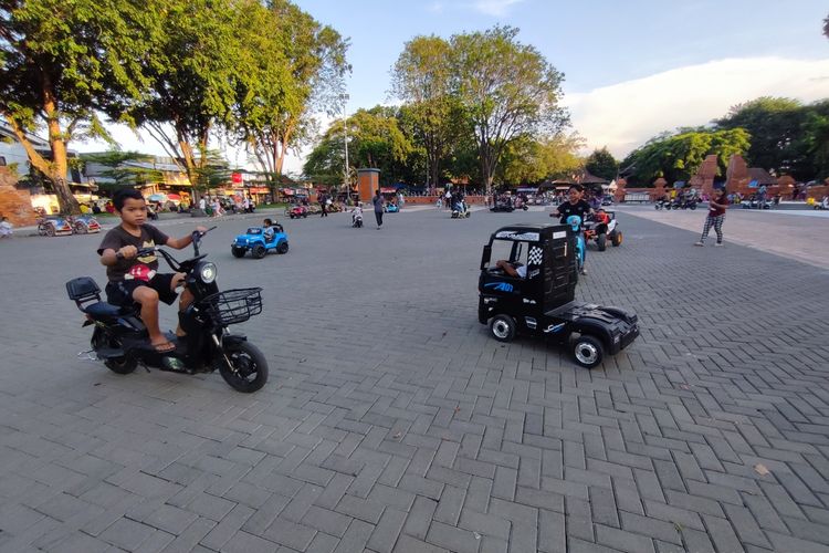 Sejumlah warga Cirebon menikmati ngabuburit pertama di Bulan Ramadhan tahun 1444 Hijriyah di Alun-alun Sangkala Buana, Keraton Kasepuhan Cirebon Jawa Barat, Kamis (23/3/2023).