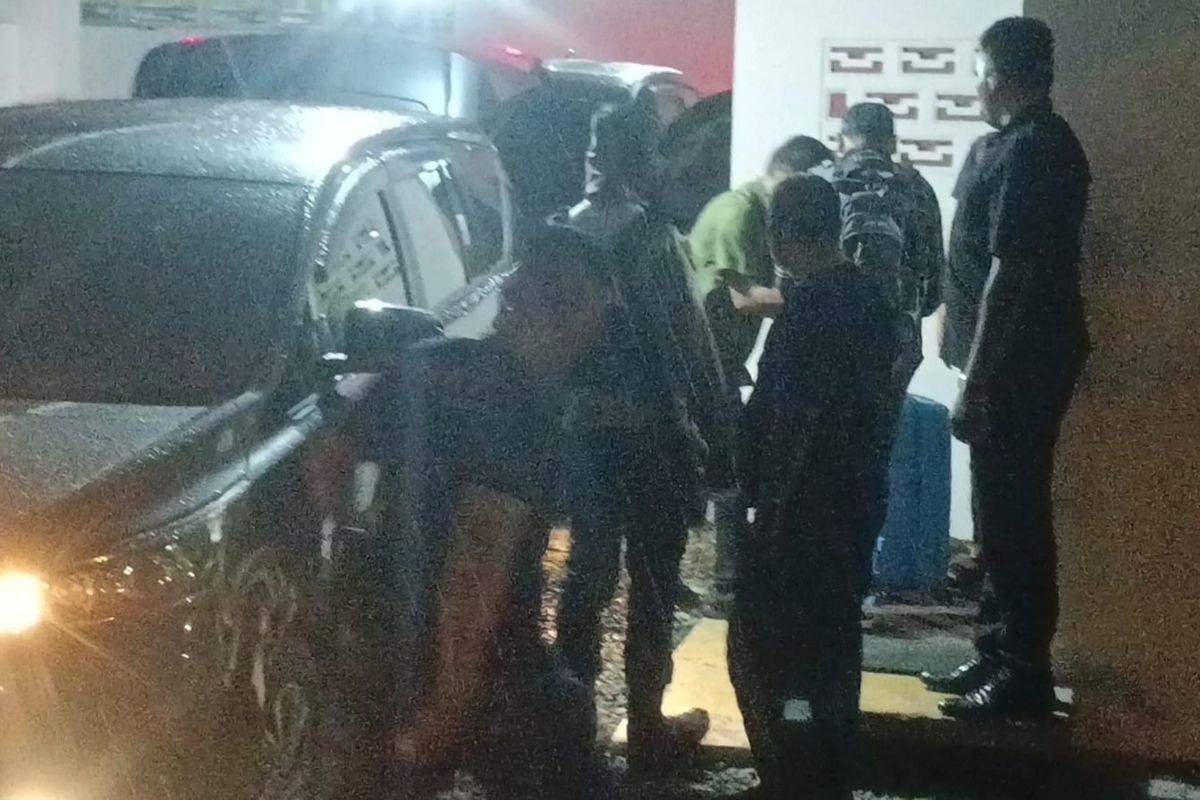 Penyidik Komisi Pemberantasan Korupsi (KPK) terlihat meninggalkan rumah dinas sementara Topan Ginting dengan membawa satu koper warna biru di Jalan Busi, Kota Medan, Sumatera Utara, Selasa (1/7/2025) pukul 21.41 WIB.