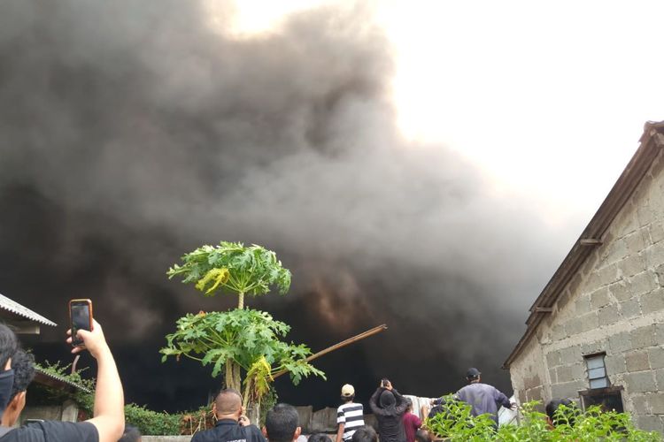 Kebakaran Hanguskan 9 Gudang di Tangerang, Api Hampir Merambat ke Rumah Warga