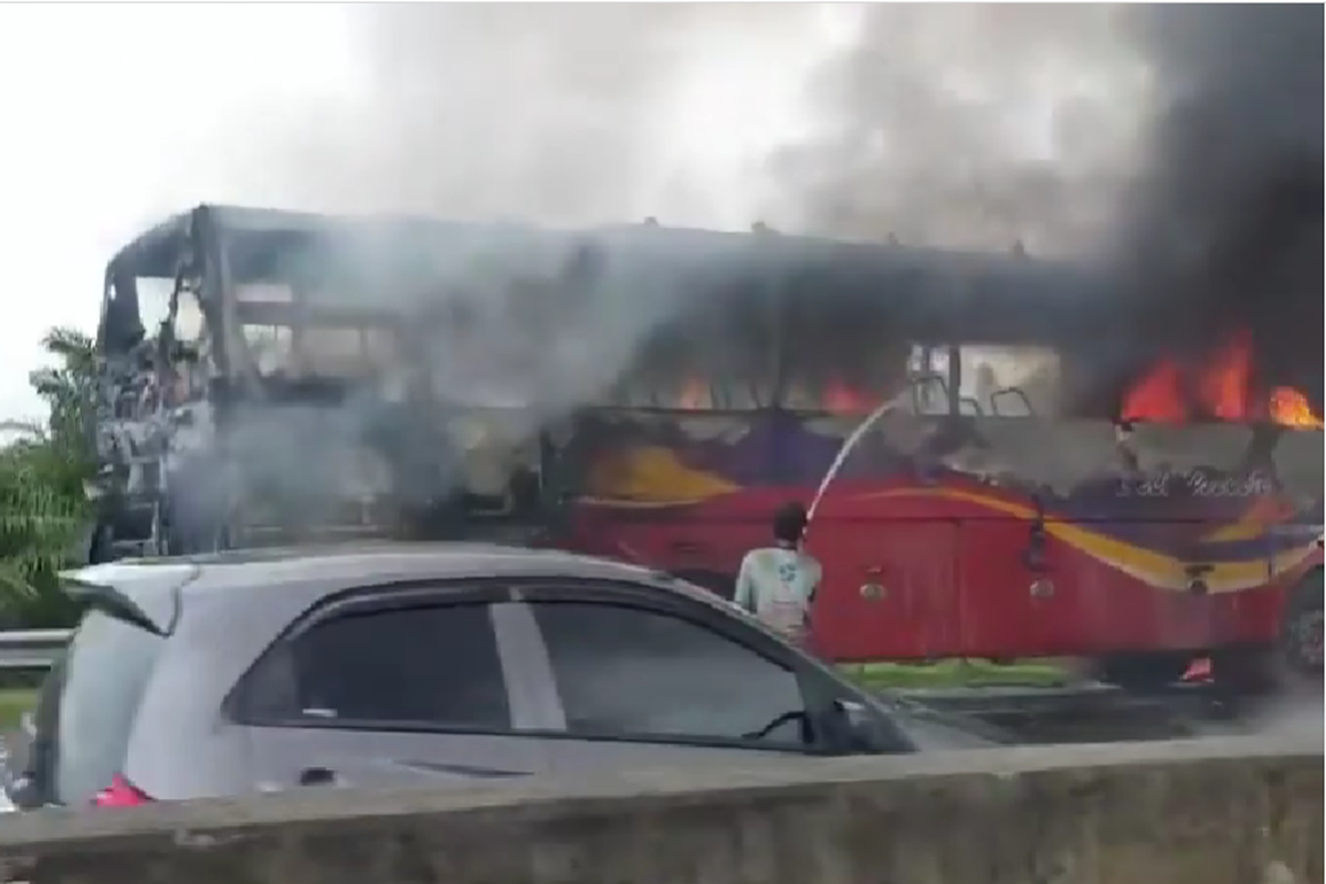 Bus CV Makmur terbakar di ruas jalan Tol MedanTebing Tinggi, Sumatera Utara, Jumat (24/6/2022).