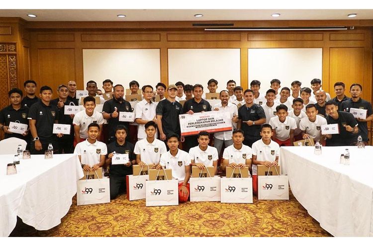 Timnas Indonesia U-16 yang menjuarai Piala AFF U-16 2022 mendapat apresiasi dari pemilik produk kecantikan MS Glow, Gilang Widya Pramana atau akrab disapa Juragan99. 