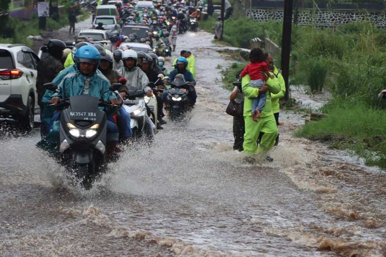 K160-19 Jalur Kendaraan Yang Sempat Tertutup Akibat Banjir  Kembali Dapat Dilintasi