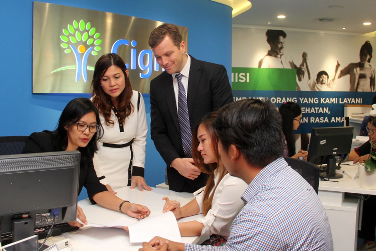 CEO Cigna Indonesia Herlin Sutanto (kedua kiri) bersama Marketing Director Benjamin Furneaux menyaksikan nasabah mendapat penjelasan tentang produk baru Asuransi Cigna Family Care Optima seusai peluncuran di Jakarta, Kamis (30/3).