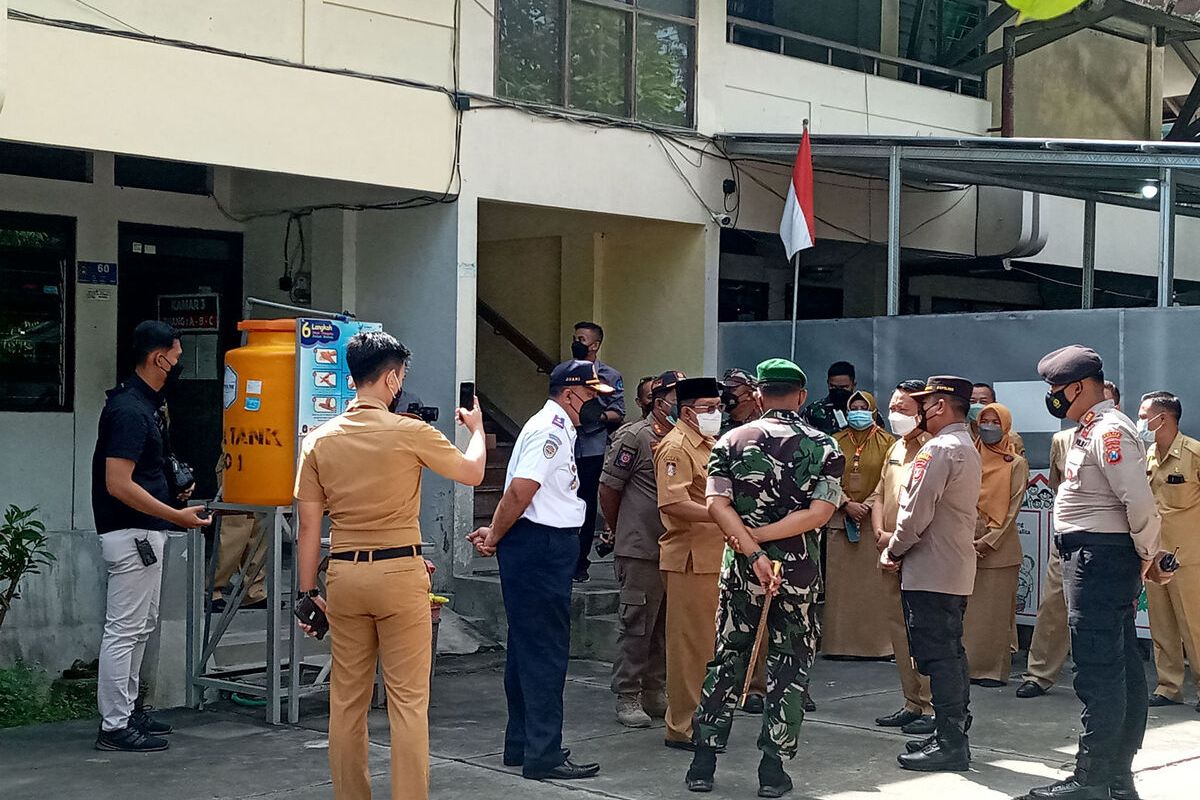 Wali Kota Blitar Santoso meninjau kesiapan fasilitas karantina bagi pekerja migran (PMI) dan jemaah umrah di Rumah Isolasi di Jalan Wahidin, Kota Blitar, Senin (24/1/2022)