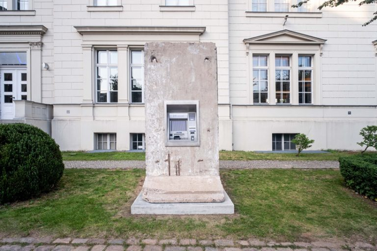 Instalasi monumen dari Tembok Berlin