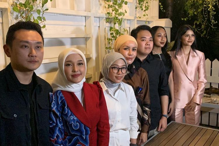 Rio Motret, Eldwen Wang dan beberapa finalis Miss Universe Indonesia 2023 ditemui di Senopati, Jakarta Selatan, Senin (7/8/2023). 