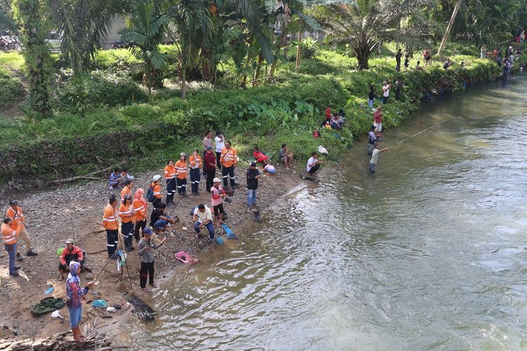 Masyarakat antusias mengikuti kegiatan memancing dalam rangkaian pembukaan lubuk larangan di Sungai Garoga, Desa Garoga, Kecamatan Batangtoru, Kabupaten Tapanuli Selatan.