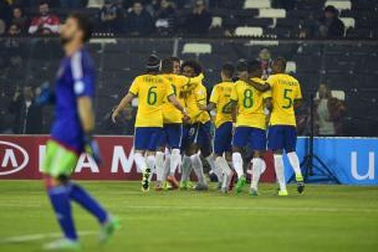 Para pemain Brasil saat merayakan gol ke gawang Venezuela pada matchday terakhir Grup C Copa America 2015 di Estadio Monumental David Arellano, Minggu atau Senin (22/6/2015) dini hari WIB.