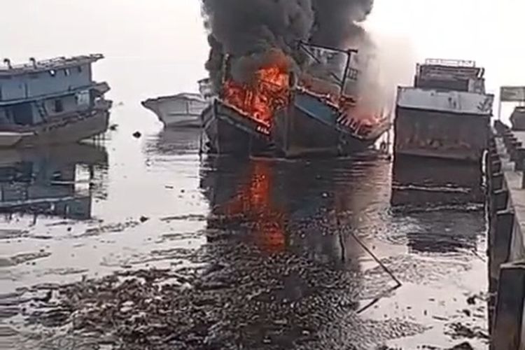 Kebakaran Tiga Kapal di Muara Angke Jakut, Kerugian Capai Rp 1,5 Miliar