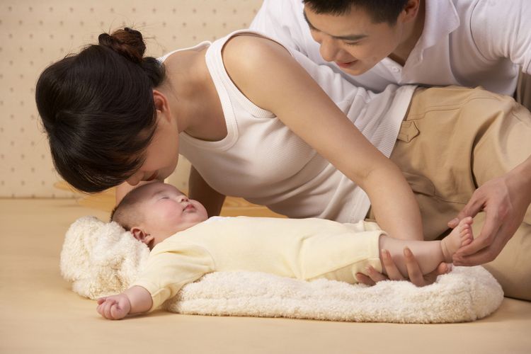 Berbagi tugas dengan suami bisa mengatasi baby blues