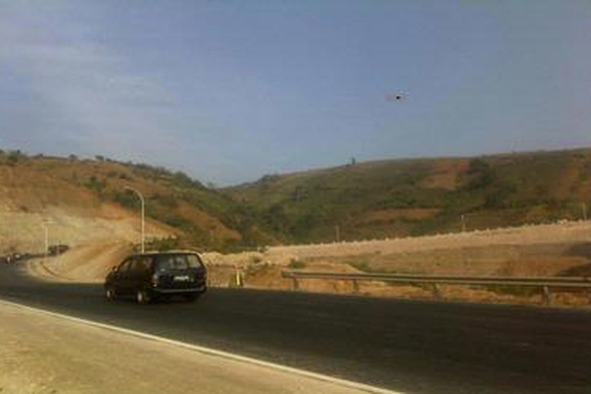 Iring-iringan kendaraan yang melintasi jalur Nagreg.