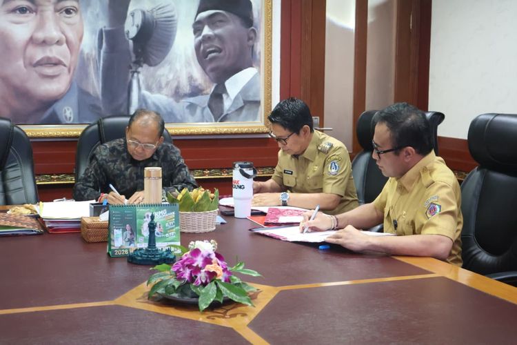 Koster, Bupati Badung, dan Wali Kota Denpasar Tandatangani Kerja Sama Proyek PSEL