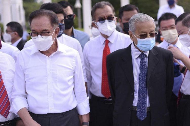 Pemimpin Oposisi Malaysia Anwar Ibrahim dan mantan Perdana Menteri Malaysia Mahathir Mohamad (kanan) tampil bersama saat memimpin protes menuntut pengunduran diri Perdana Menteri Muhyiddin Yassin di Kuala Lumpur, Senin (2/8/2021)