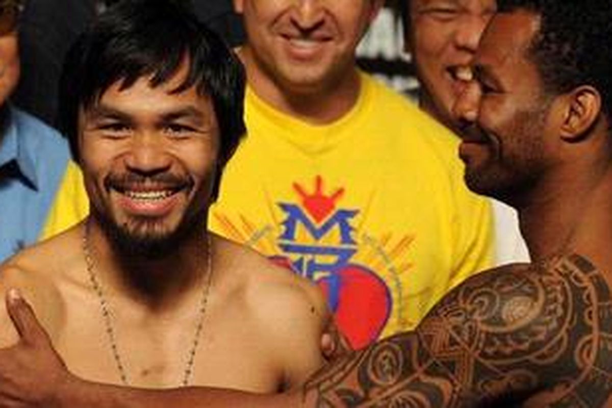 Manny Pacquiao (kiri) dan Shane Mosley, dalam acara timbang badan jelang duel perebutan gelar kelas welter WBO. Kedua petinju tampak penuh senyum dalam acara itu, Jumat (6/5/11) waktu AS atau Sabtu (7/5/11) WIB.