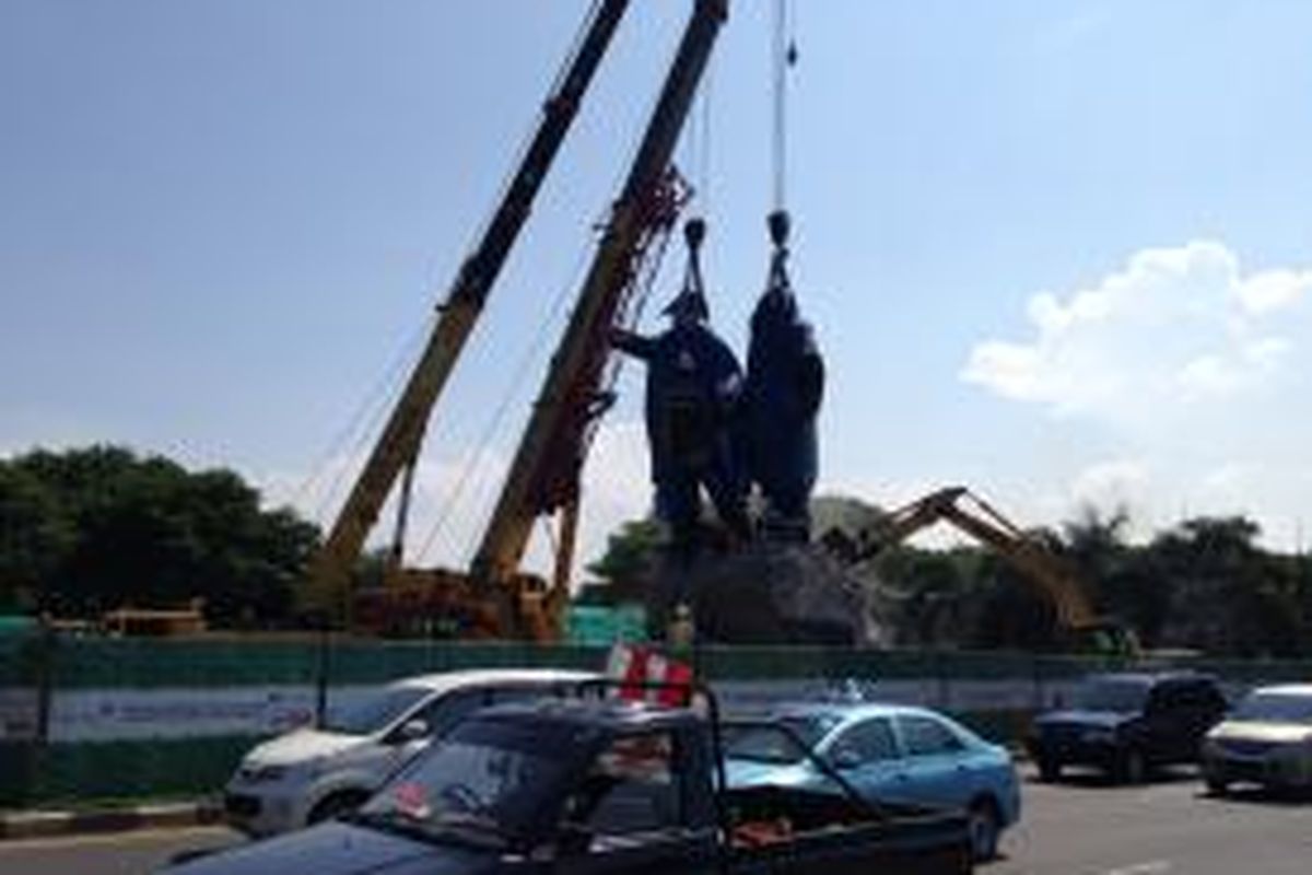 Tampak dua patung besar Soekarno dan Mohammad Hatta di akses masuk Bandara Soekarno-Hatta via tol, Jumat (8/1/2016) siang. Kedua patung tersebut masih dalam tahap pengerjaan untuk dipindahkan ke bundaran Terminal 3 dan Terminal Kargo Bandara Soekarno-Hatta. 


