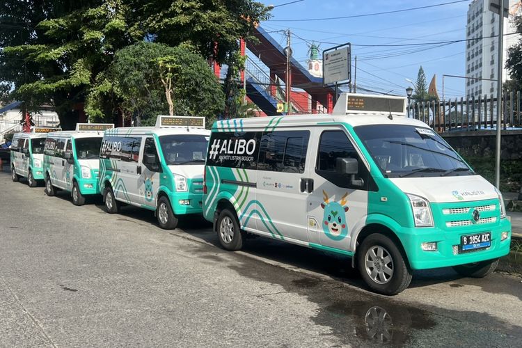 Pemkot Bogor resmi meluncurkan lima unit angkot listrik beroperasi di jalanan Kota Bogor selama masa uji coba tiga bulan, Kamis (4/4/2024).