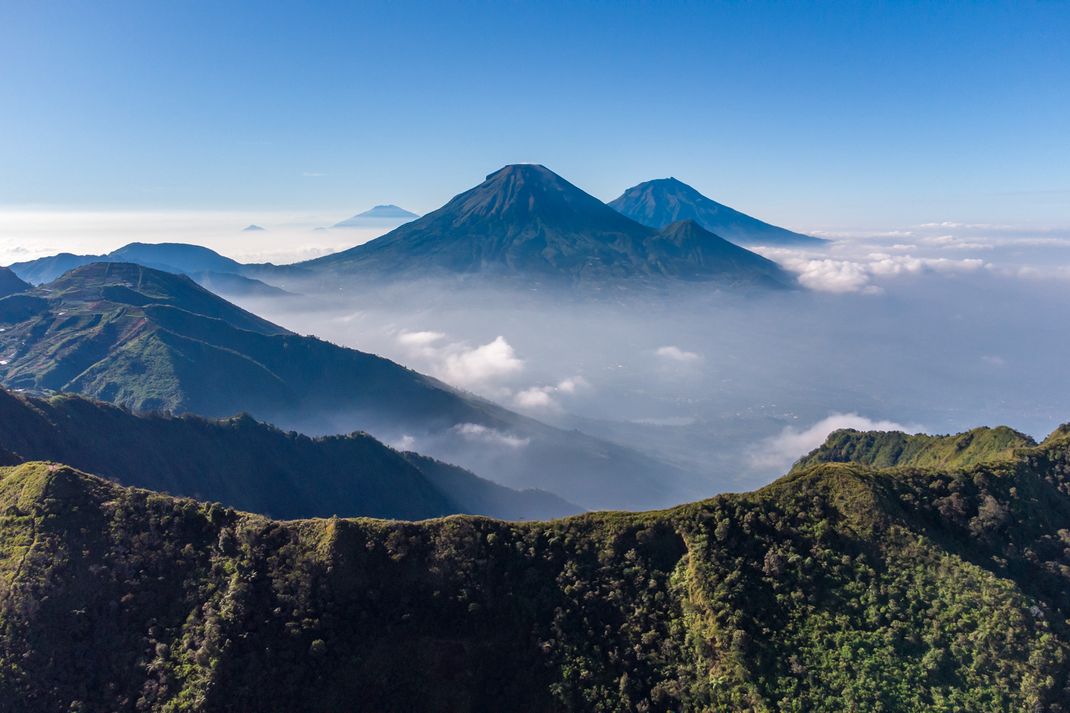 Pemandangan di Puncak Gunung Bismo menggunakan drone