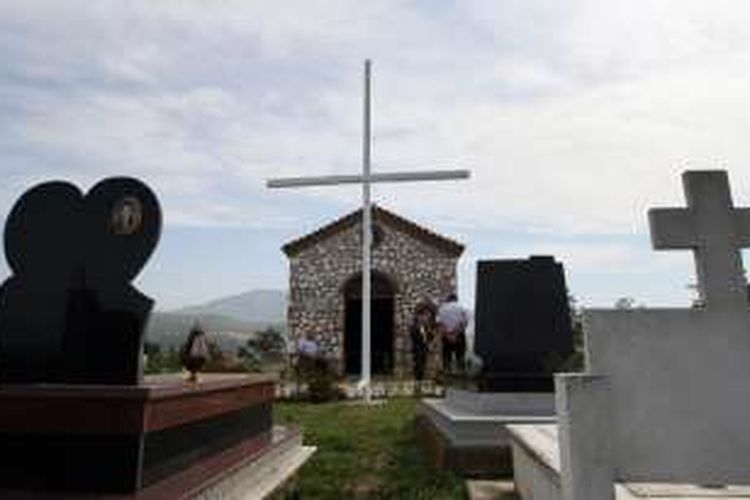 Gereja St Nicolas di desa Malbardh, Albania yang dihancurkan rezim komunis pada 1960-an. Gereja itu kemudian dibangun kembali dengan gotong royong antara warga Muslim dan Katolik Albania.