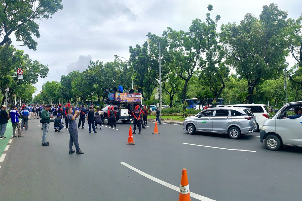 Buruh Demo di Depan Balai Kota Jakarta Tuntut UMP Naik, Tutup Jalan Medan Merdeka Selatan