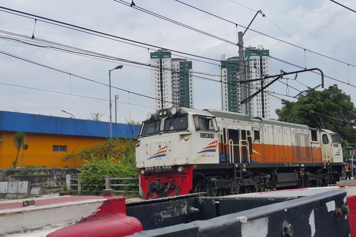 Perlintasan sebidang kereta api di Jalan Pramuka Raya, Jakarta Timur, Selasa (14/3/2017).