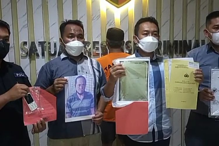 S alias Edi Bagong yang ditangkap polisi atas pemalsuan sertifikat tanah. Setidaknya tiga korban merugi hingga Rp 4 miliar.