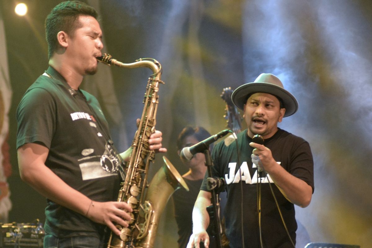 Penyanyi Tompi (kanan) bersama kelompok musik Mostly Jazz Allstars menghibur penonton di Sanur, Denpasar, Bali, Minggu (13/8/2017) malam. Penampilan Tompi tersebut merupakan penutup dari rangkaian Sanur Village Festival 2017 yang merupakan ajang promosi pariwisata, seni budaya dan industri kreatif kepada wisatawan khususnya di wilayah Sanur. ANTARA FOTO/Fikri Yusuf/aww/17.