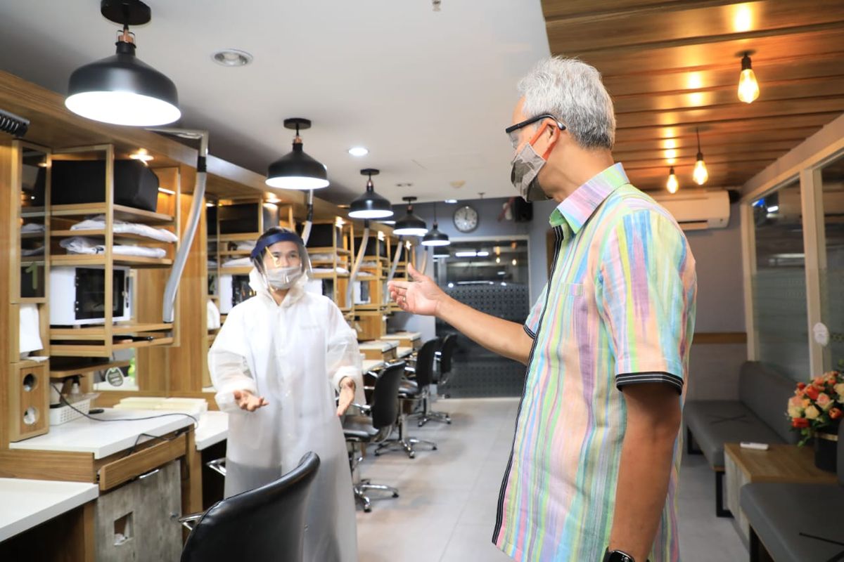 Gubernur Jawa Tengah Ganjar Pranowo saat berkunjung ke sejumlah pusat perbelanjaan serta kantor pelayanan publik, Selasa (26/5/2020). 