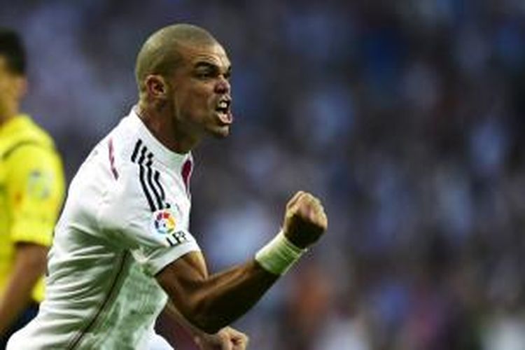 Ekspresi bek Real Madrid, Pepe, seusai mencetak gol ke gawang Barcelona, Sabtu (25/10/2014). 