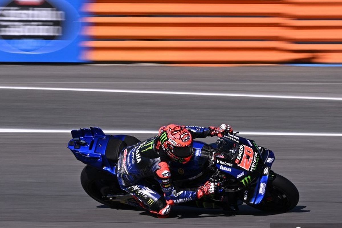 Pebalap Tim Monster Energy Yamaha MotoGP, Fabio Quartararo, memacu motornya selama sesi latihan bebas MotoGP Spanyol di sirkuit Jerez di Jerez de la Frontera, pada 26 April 2025.