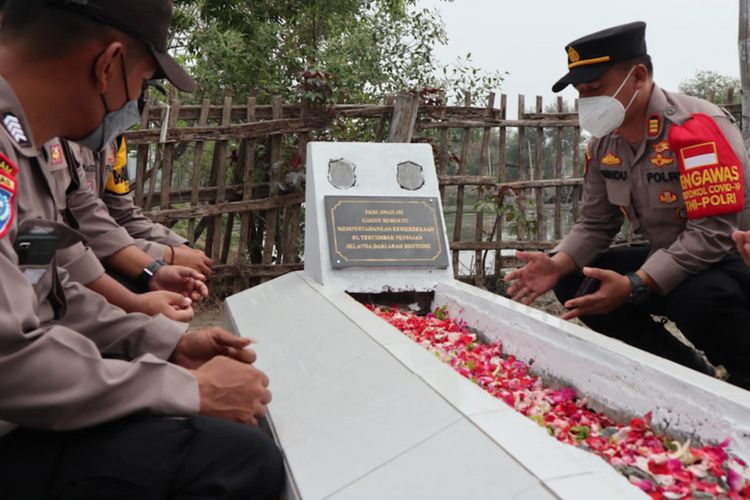 Makam yang diyakini terletak jasad agen Polisi Wissriadi disemayamkan, berada di Desa Manyar Sidorukun, Kecamatan Manyar, Gresik.