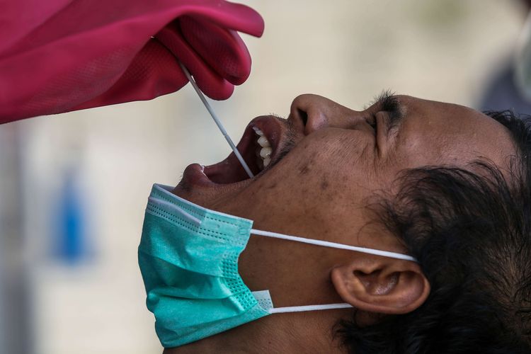 Tenaga kesehatan menggunakan alat pelindung diri (APD) mengambil sampel dengan metode swab test di GSI Lab (Genomik Solidaritas Indonesia Laboratorium), Cilandak, Jakarta Selatan, Rabu (30/9/2020). Untuk memutus rantai penularan Covid-19, Genomik Solidaritas Indonesia (GSI Lab) membuka laboratorium tes PCR berstandar Biosafety Level (BSL) 2+.