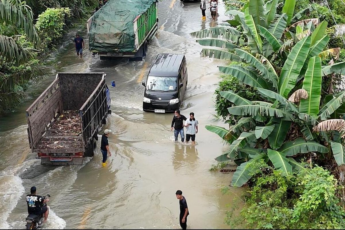 Kondisi banjir yang terjadi Jalan Lintas Timur (Jalintim) Kecamatan Tungkal Jaya, Kabupaten Musi Banyuasin (Muba), Sumatera Selatan yang mengakibatkan kemacetan panjang sejauh 30 kilometer.