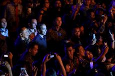 Gaya Jokowi Nonton Synchronize Fest