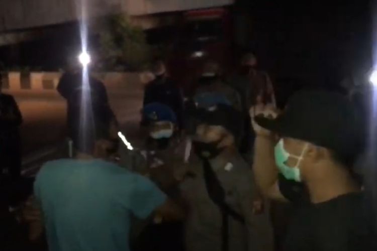 Tangkapan layar video kekerasan fisik yang dilakukan oknum polisi kepada lima wartawan di Samarinda, Kaltim, Kamis (8/10/2020). 