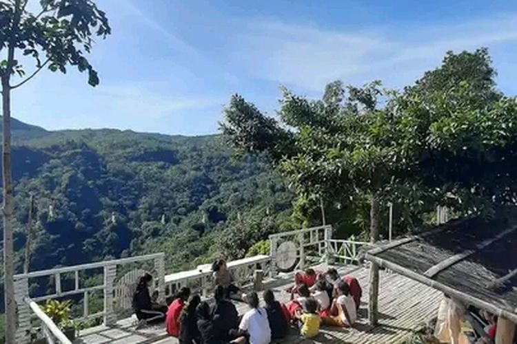 Foto : Bukit Porong, spot wisata andalan di Desa Wisata Coal, Kecamatan Kuwus, Kabupaten Manggarai Barat