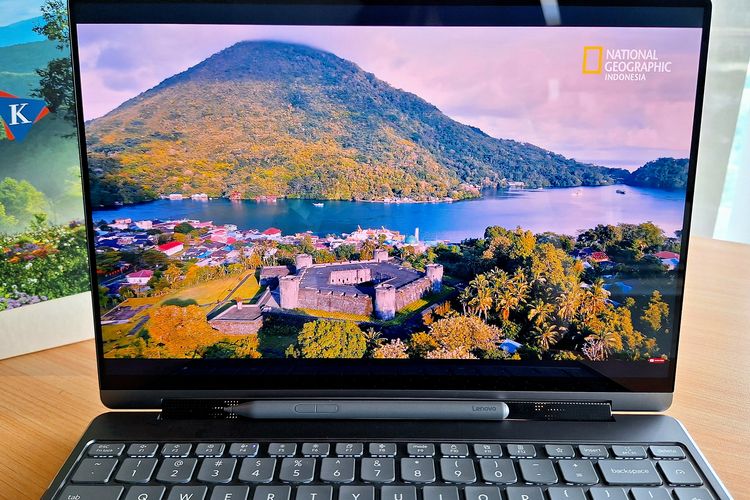 Panel OLED 4K Yoga 9i 2-in-1 Aura Edition menampilkan visual menawan saat streaming konten, menghadirkan pengalaman menonton sekelas bioskop dalam perangkat portabel.