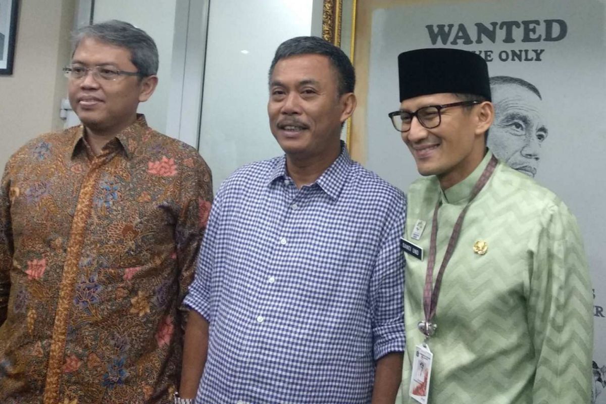 Wakil Ketua DPRD DKI Triwisaksana, Ketua DPRD DKI Prasetio Edi Marsudi, dan Wakil Gubernur DKI Jakarta Sandiaga Uno di DPRD DKI Jakarta, Kamis (21/6/2018).