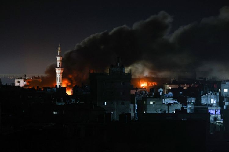 Asap mengepul dalam serangan Israel di Rafah, selatan Jalur Gaza, 12 Februari 2024 saat perang Israel-Hamas yang menewaskan 52 orang.
