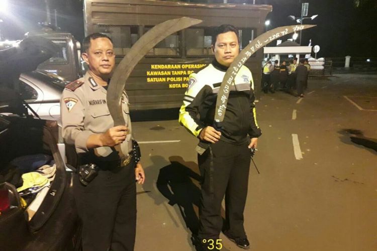 Petugas kepolisian mengamankan sejumlah senjata tajam yang digunakan untuk tawuran oleh sekelompok pemuda di Jalan Raya Pajajaran, Bogor, Senin (4/6/2018).