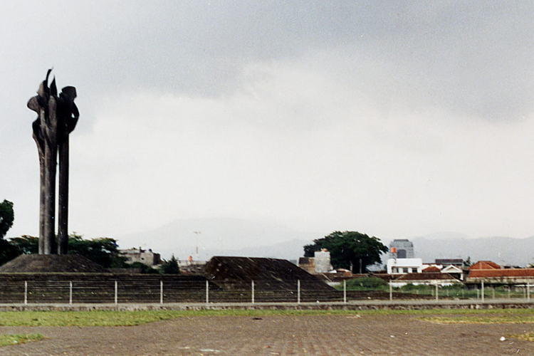 Monumen Bandung Lautan Api di lapangan Tegallega, Bandung, Oktober 1993.