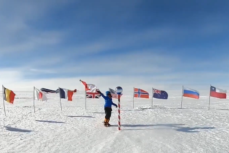 Putri Handayani kibarkan bendera Merah Putih di Kutub Selatan.