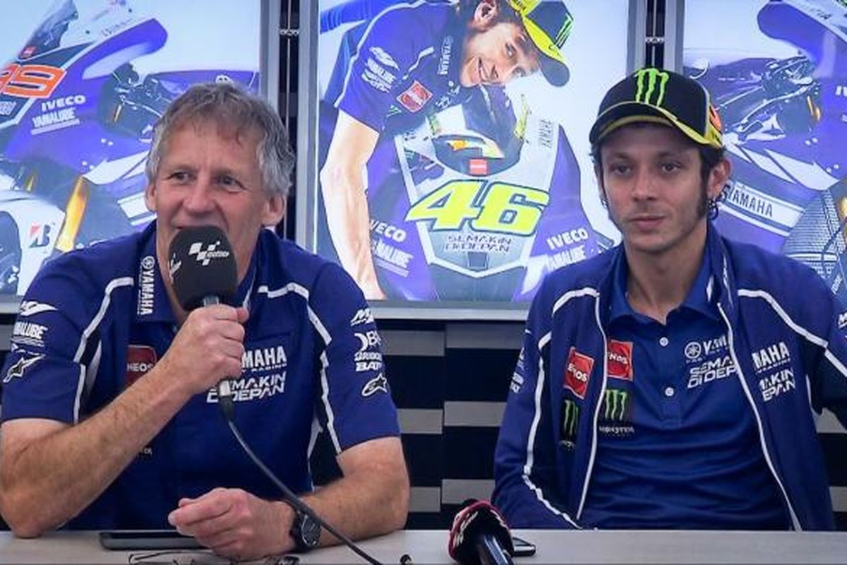 Pebalap Yamaha Factory Racing asal Italia, Valentino Rossi (kanan) dan Jeremy Burgess berbicara kepada media pada konferensi pers, untuk menjelaskan tentang rencana perpisahan mereka mulai musim depan.
