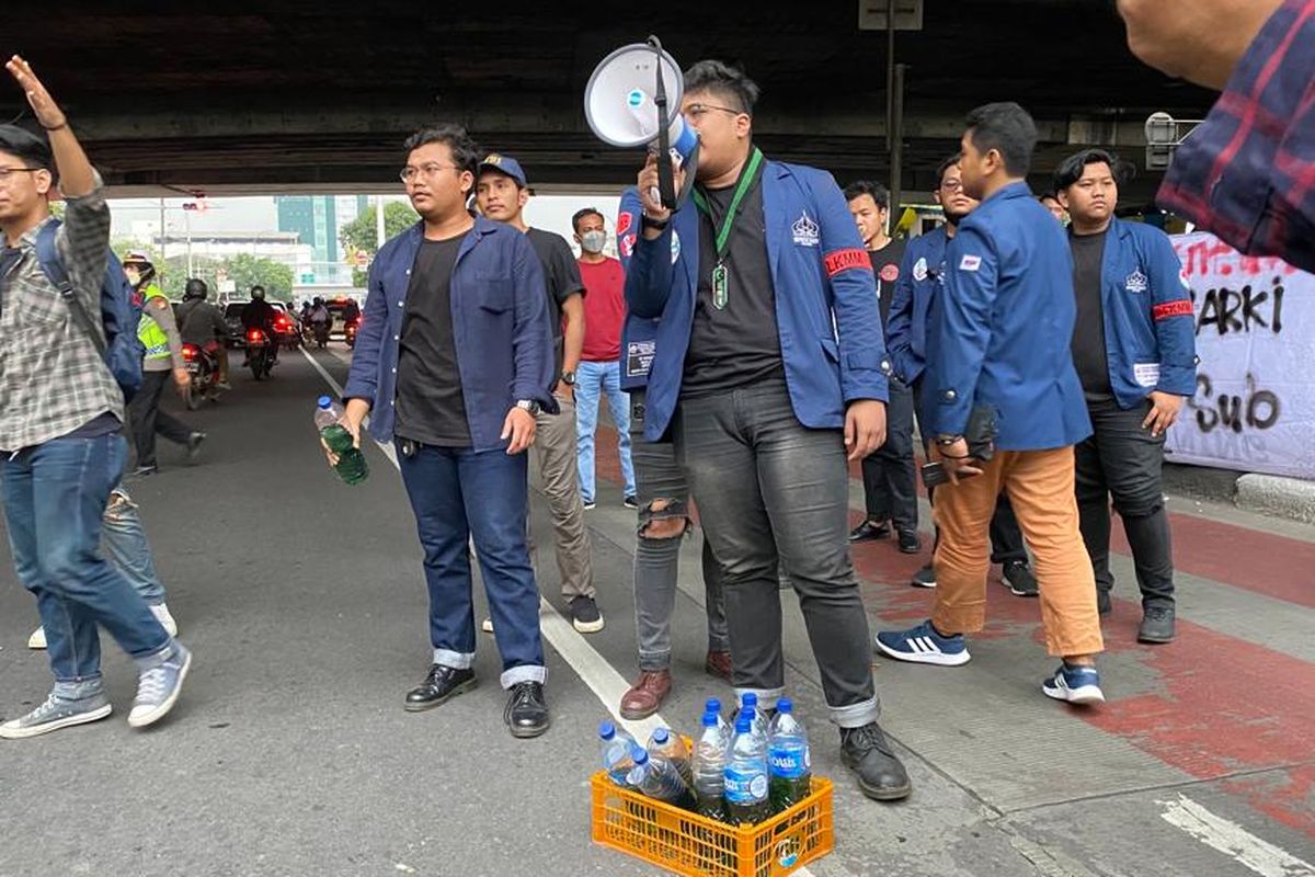 Sejumlah mahasiswa Universitas Trisakti Jakarta melakukan aksi berbagi bensin gratis sebagai bentuk penolakan atas kenaikan harga bahan bakar minyak (BBM), Jumat (9/9/2022) sore.
