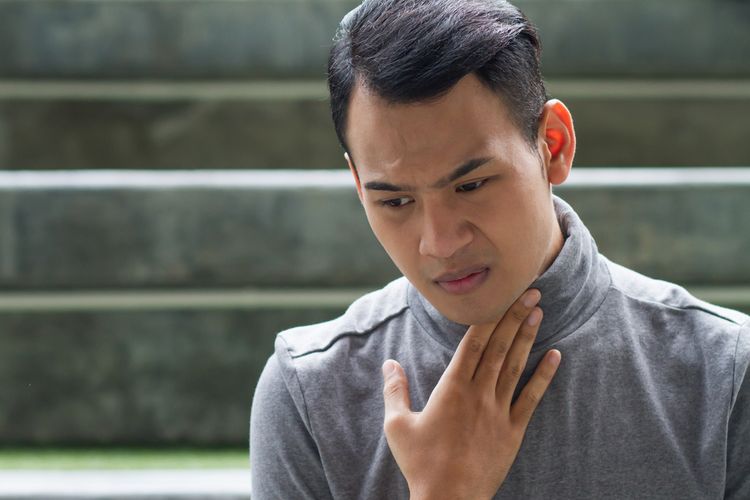 ilustrasi gejala postnasal drip, ketika terasa ada aliran lendir abnormal dari hidung ke tenggorokan.