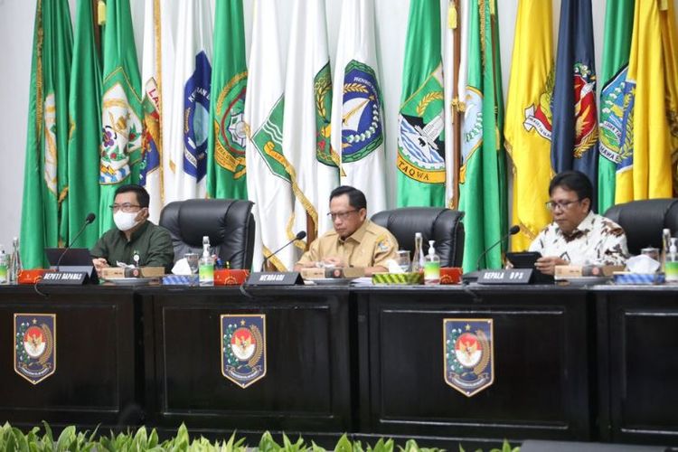 Mendagri Tito Karnavian saat menggelar Rakor Pengendalian Inflasi Daerah di Gedung SBP Kemendagri. 