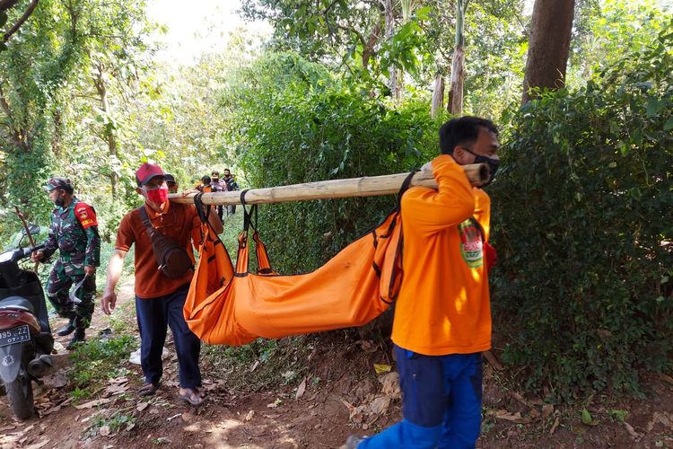 Jasad nenek dievakuasi usai ditemukan warga sekitar di pinggir sungai Mangunharjo, Tembalang, Jumat (19/6/2020)