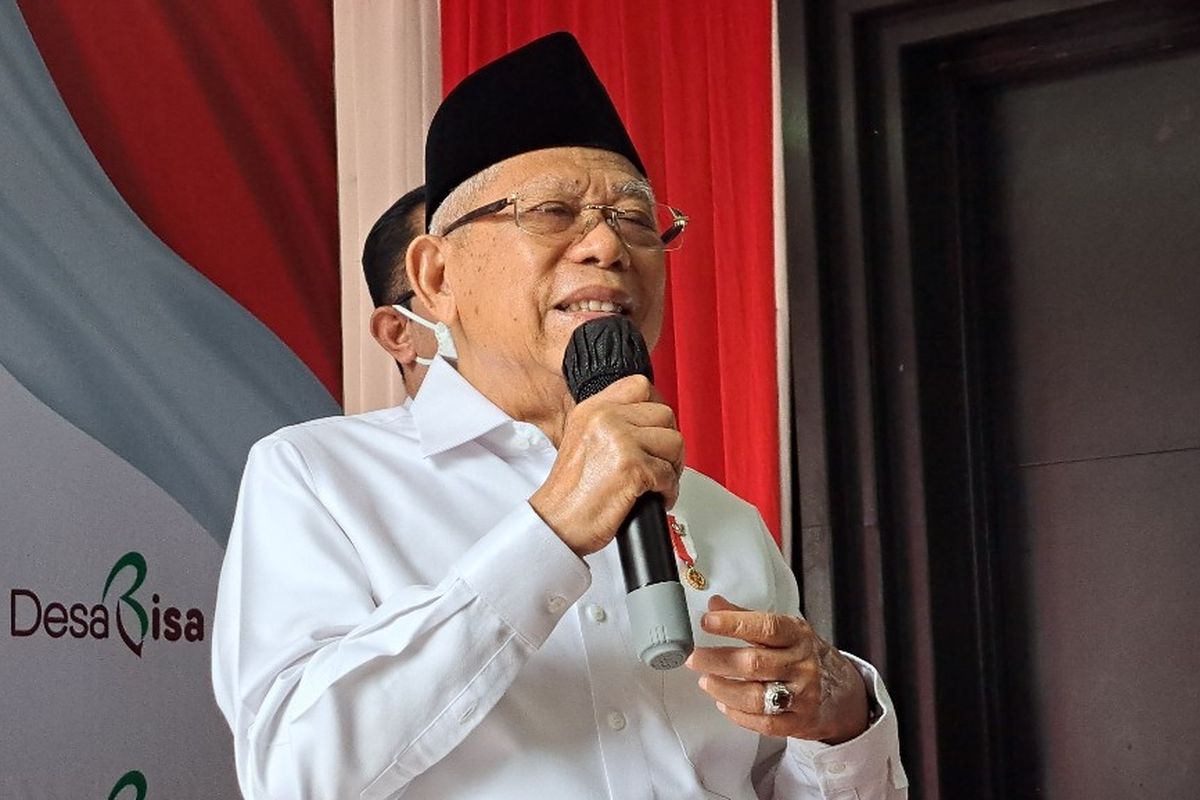 Wakil Presiden Ma'ruf Amin memberikan keterangan pers di Ternate, Jumat (12/5/2023).