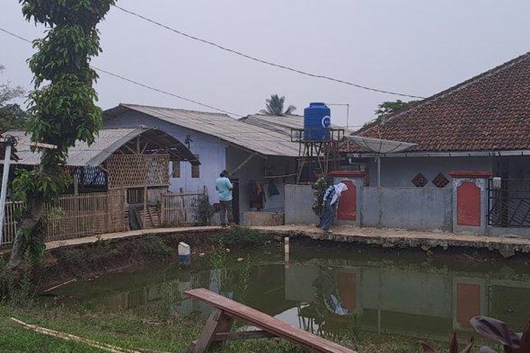 Situasi sesuai penangkapan dua terduga teroris di Kampung Gunungbatu, Desa Kebonpedes, Kecamatan Kebonpede, Kabupaten Sukabumi, Jumat (27/10/2023). 