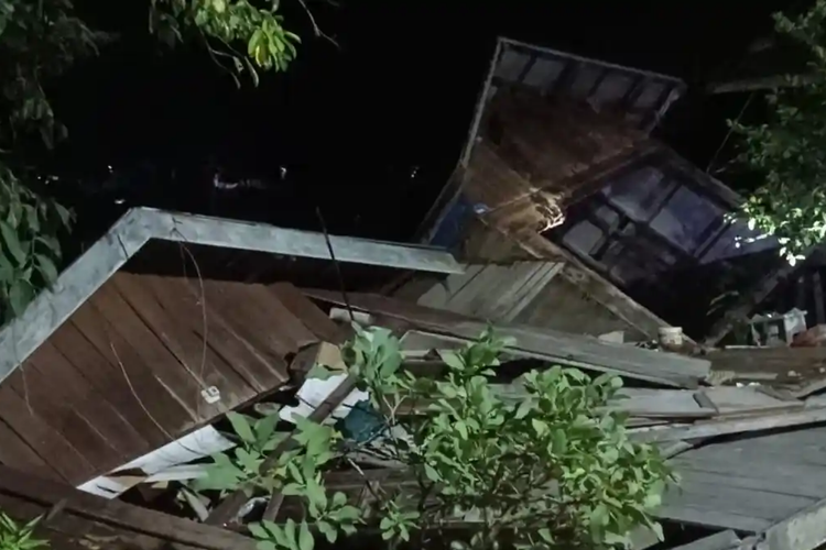 Retakan Makin Lebar Sepekan, 2 Rumah Warga Kahala Kukar Akhirnya Roboh